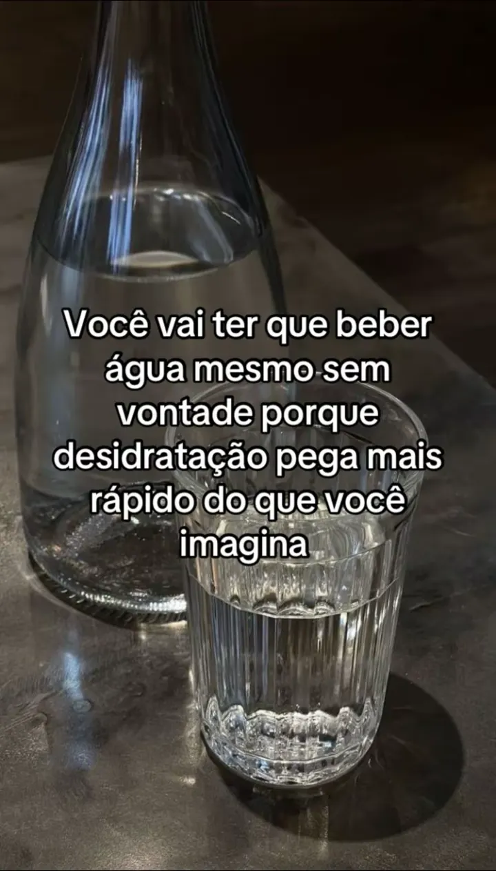 Slide 4 de 4: Você vai ter que beber água mesmo sem vontade, porque a desidratação pega mais rápido do que você imagina
