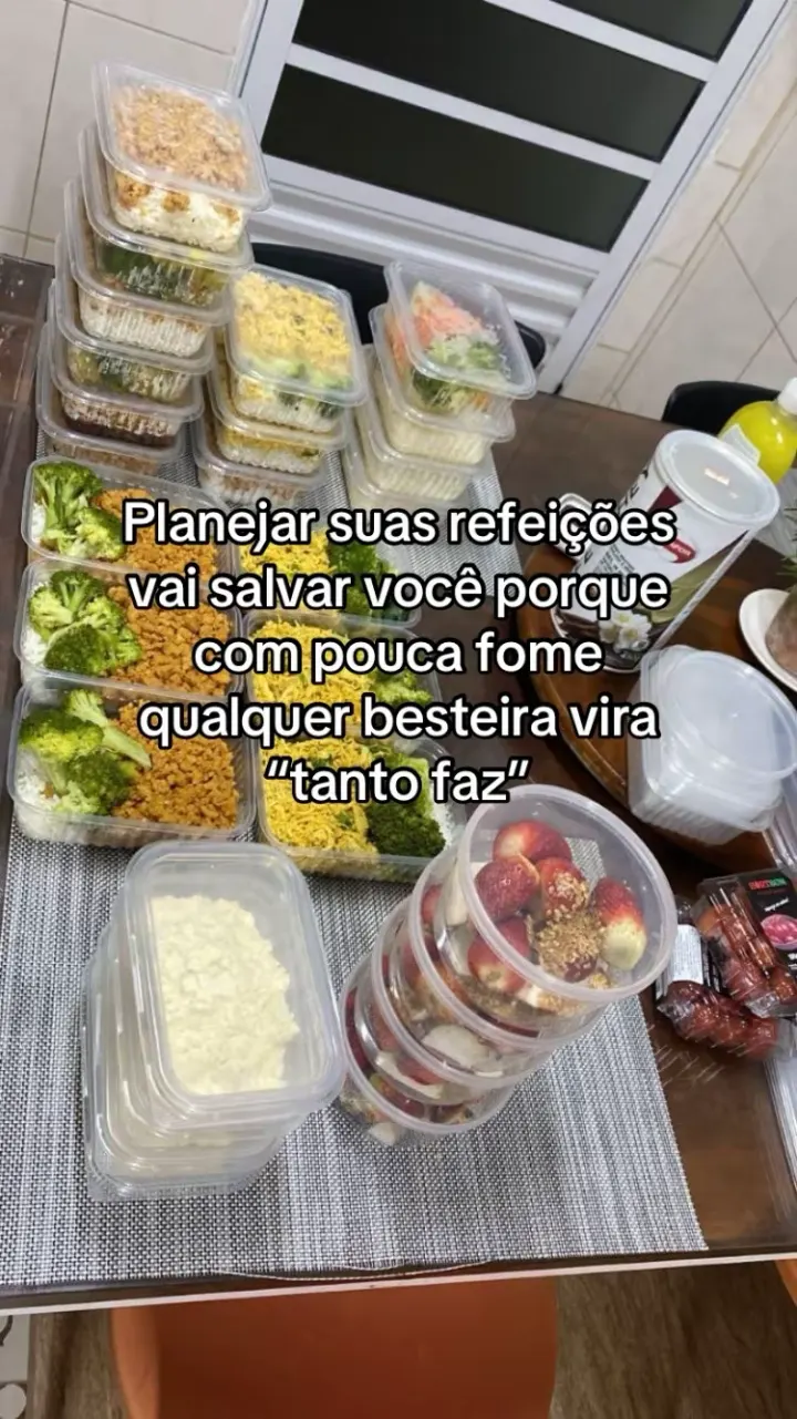 Slide 2 de 4: Planejar suas refeições vai salvar você, porque com pouca fome qualquer besteira vira “tanto faz”